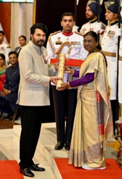 മലയാളത്തിന്റെ മഹാനടൻ മമ്മൂട്ടിക്ക് പദ്മഭൂഷൺ; രാഷ്ട്രപതിയിൽ നിന്ന് പുരസ്കാരം ഏറ്റുവാങ്ങി
